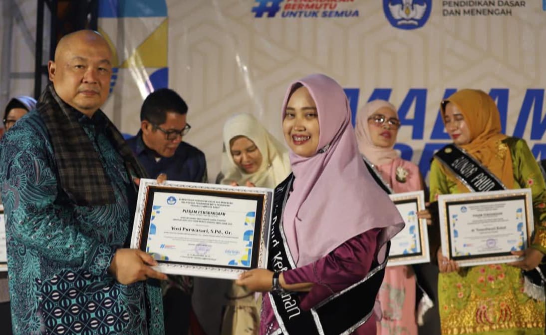 Suasana penyerahan penghargaan.